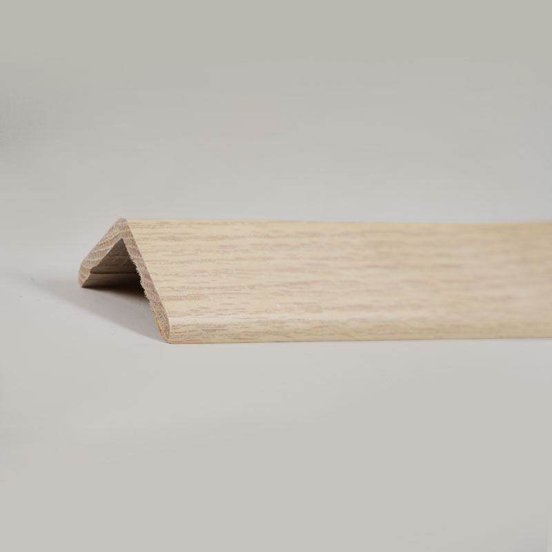 Bandă de tranziție din lemn masiv în unghi drept (90°) (învelită cu furnir de stejar roșu + vopsea) - culoare stejar 1 1/2' x 1 1/2'